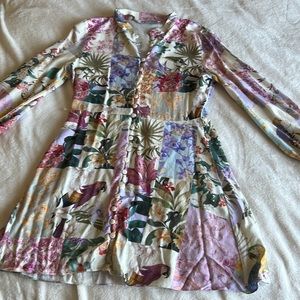 Long sleeve dress from Zara. It’s a very tropical look and super cute dress
